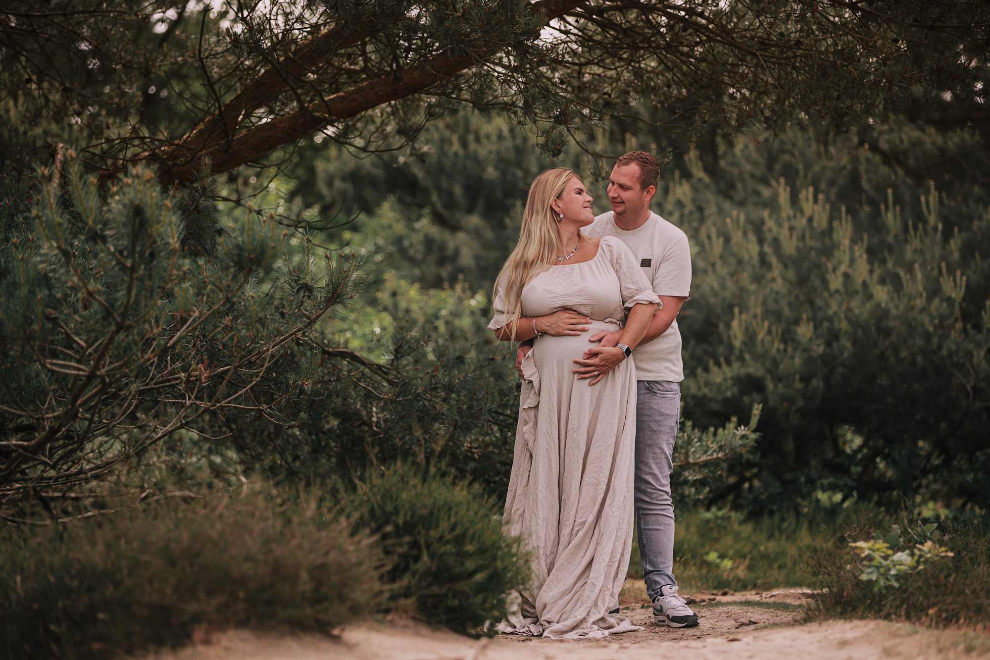 Zwangerschapsfotograaf in Drenthe fotografeert een zwanger stel in de natuur